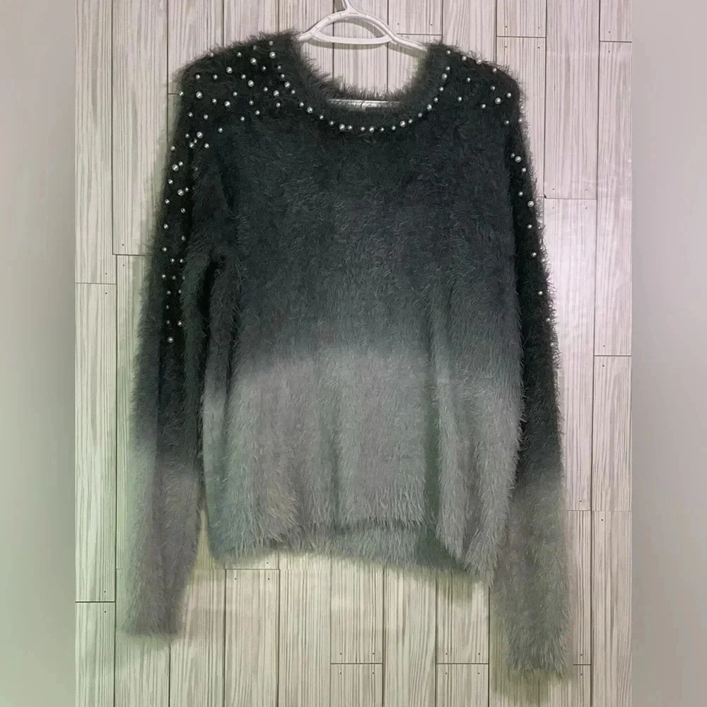 VENUS COZY PEARL TRIM SWEATER Size M - Picture 1 of 6